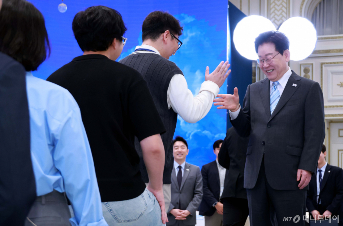 [서울=뉴시스] 조성봉 기자 = 이재명 대통령이 19일 청와대에서 2026 청년의 날 기념 청년 오픈마이크에서 청년들과 하이파이브를 하고 있다. 2026.09.19. suncho21@newsis.com /사진=