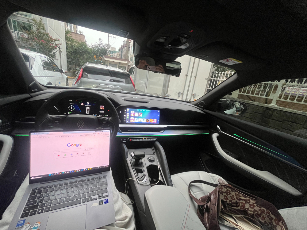 운전석에서 촬영한 차량 내부. 시트를 뒤로 끝까지 당기면 노트북도 편하게 펼칠 수 있는 공간이 생긴다./사진=이정우 기자
