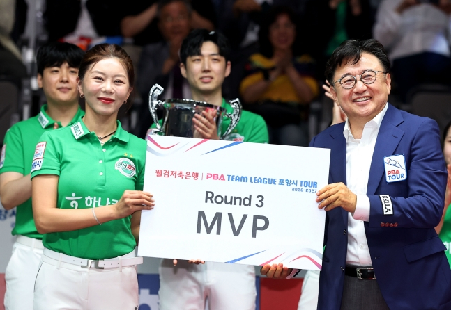 하나카드 하나페이 김가영(왼쪽)이 18일 경상북도 포항시 포항종합운동장 실내체육관에서 열린 '웰컴저축은행 PBA 팀리그 포항시 투어 2026-2027'에서 우승을 차지하고 장상진 부총재로부터 MVP를 수상하고 있다. /사진=PBA 투어 제공