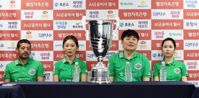 하나카드 하나페이 선수단이 18일 경상북도 포항시 포항종합운동장 실내체육관에서 열린 '웰컴저축은행 PBA 팀리그 포항시 투어 2026-2027'에서 우승을 차지하고 기자회견을 하고 있다. 왼쪽부터 초클루, 김가영, 김병호, 김진아. /사진=PBA 투어 제공