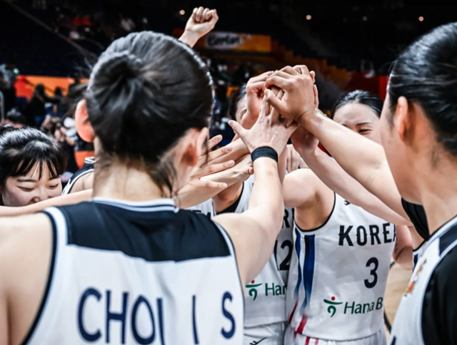 파이팅 외치는 한국 여자농구 대표팀. /사진=FIBA