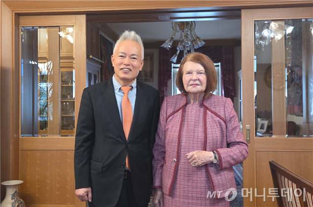 백용호 머니투데이 명예회장(오른쪽)이 18일(현지시간) 라트비아 리가에서 바이라 비케프레이베르가 전 라트비아 대통령과 담 후 기념촬영을 하고 있다. /사진=정한결