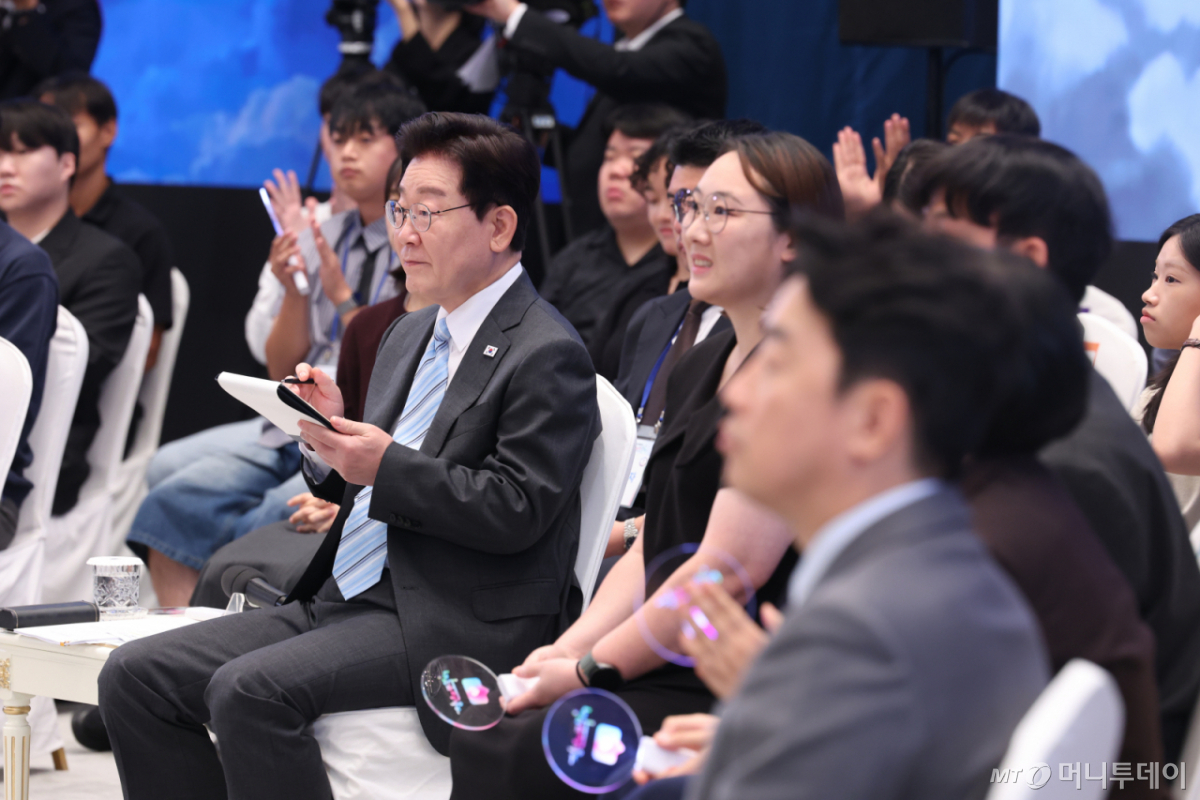 [서울=뉴시스] 조성봉 기자 = 이재명 대통령이 19일 청와대에서 열린 2026 청년의 날 기념 청년 오픈마이크에서 참석자의 발언을 메모하고 있다. 2026.09.19. suncho21@newsis.com /사진=조성봉