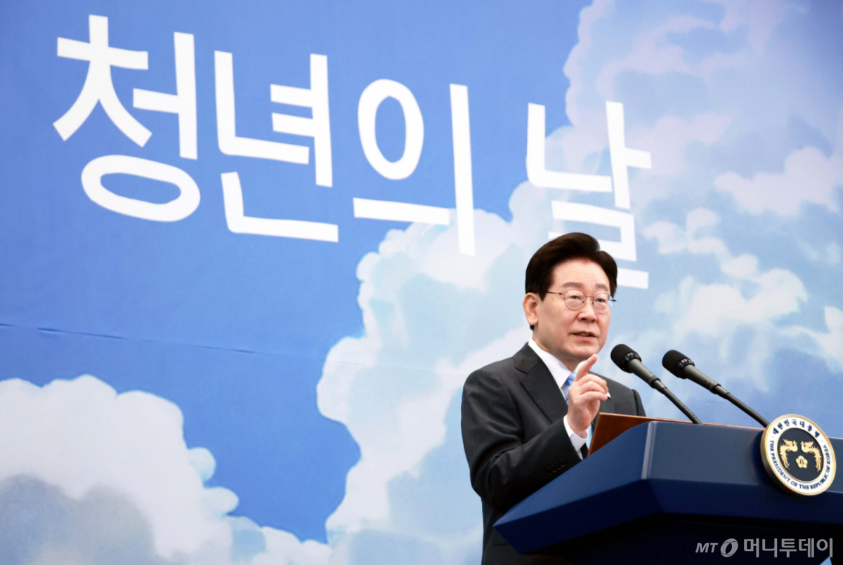[서울=뉴시스] 조성봉 기자 = 이재명 대통령이 19일 청와대에서 열린 2026 청년의 날 기념식에서 기념사를 하고 있다. 2026.09.19. suncho21@newsis.com /사진=