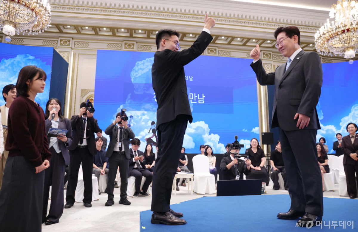 [서울=뉴시스] 조성봉 기자 = 이재명 대통령이 19일 청와대에서 열린 2026 청년의 날 기념 청년 오픈마이크에서 청년들과 '엄지척'을 하고 있다. 2026.09.19. suncho21@newsis.com /사진=조성봉