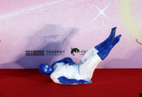 19일 서울 용산구 국립중앙박물관에서 열린 '2026 국중박 분장놀이 전국편' 결선에서 '백자 잉어모양 연적'으로 분해 대상을 차지한 전은슬씨가 시상식 후 포즈를 취하고 있다./사진=뉴스1