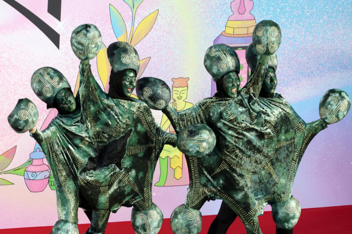19일 서울 국립중앙박물관에서 열린 2026 국중박 분장놀이에서 모든 참가자들이 무대인사를 하고 있다./사진=뉴시스 /사진=고승민