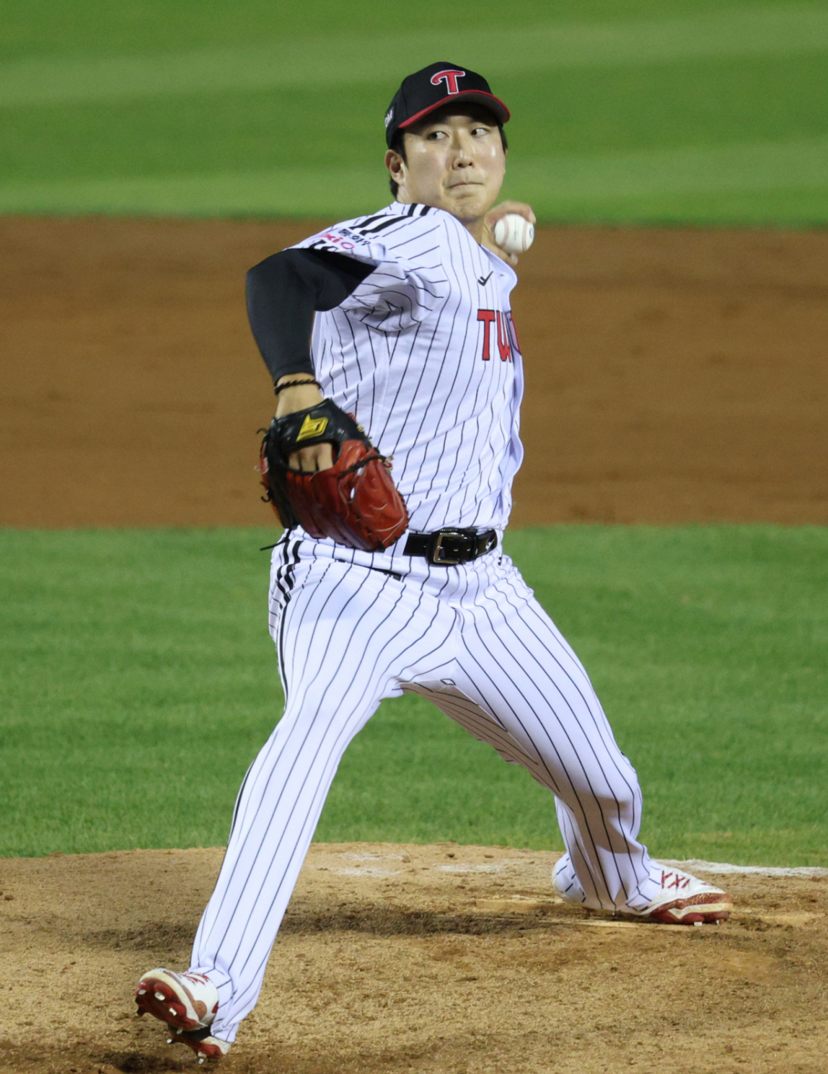 LG 트윈스 손주영이 19일 서울 잠실야구장에서 열린 한화 이글스와 2026 신한 SOL KBO리그 홈경기에서 9회초 등판해 투구하고 있다. /사진=김진경 대기자