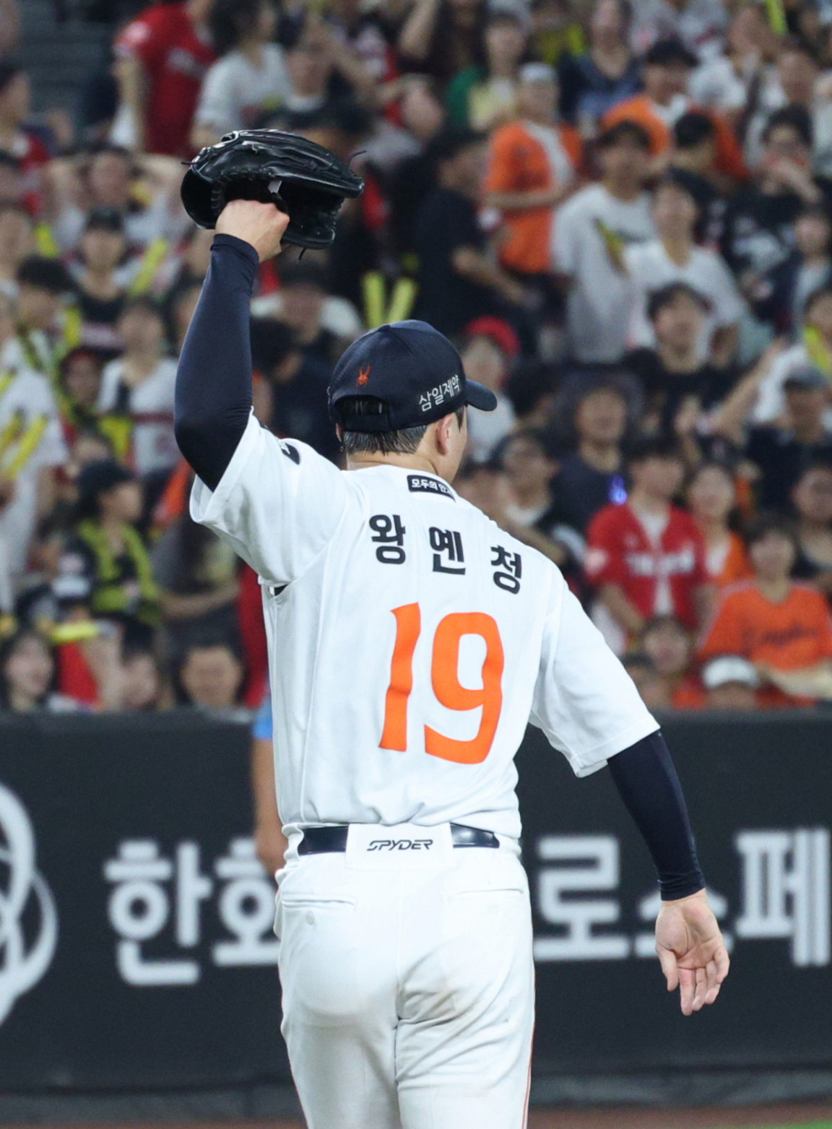 2026 신한 SOL KBO리그 한화 이글스 대 KIA 타이거즈 경기가 8월 18일 대전한화생명볼파크에서 열렸다. 한화 선발 왕옌청이 4회초 3실점하며 이닝을 마무리한 후 아쉬워하고 있다. /사진=김진경 kim.jinkyung@