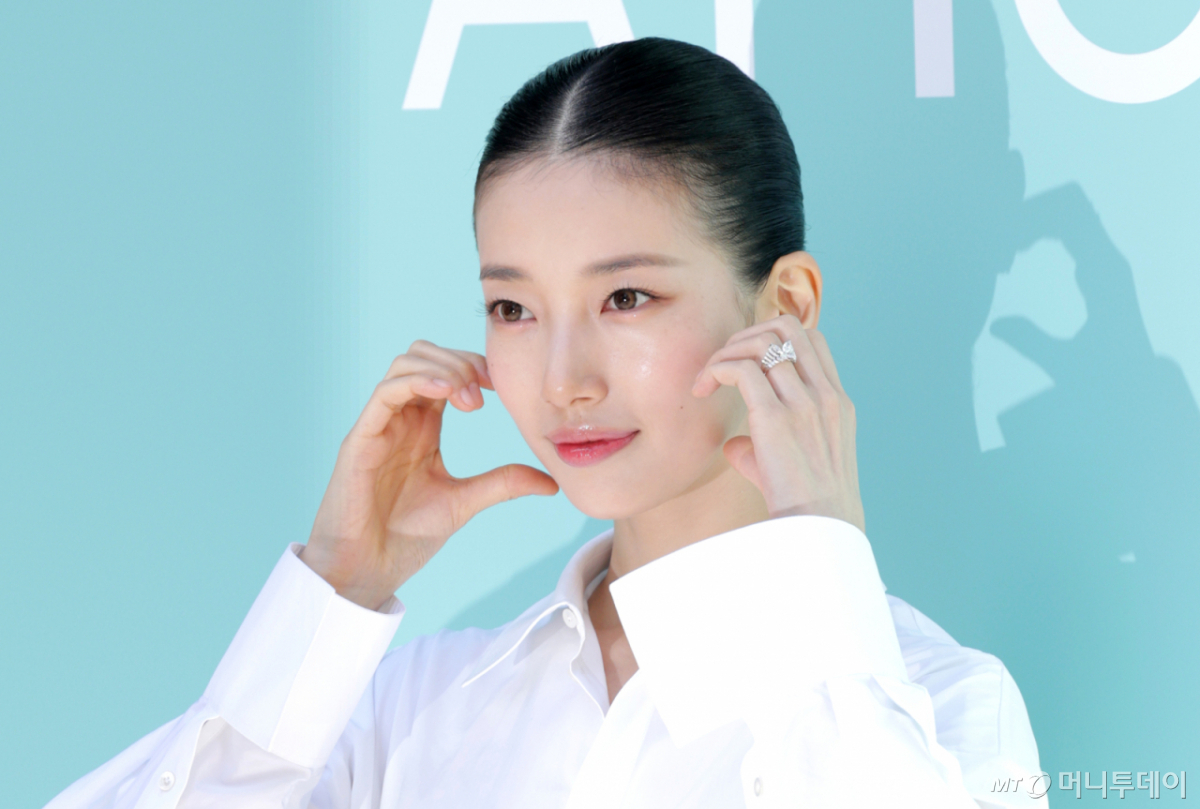 배우 수지가 18일 서울 성동구 올리브영 N 성수에서 열린 더 파운더즈 뷰티 브랜드 아누아(Anua) ‘PDRN’ 라인 팝업스토어 오픈 행사에 참석해 포즈를 취하고 있다. /사진=뉴스1