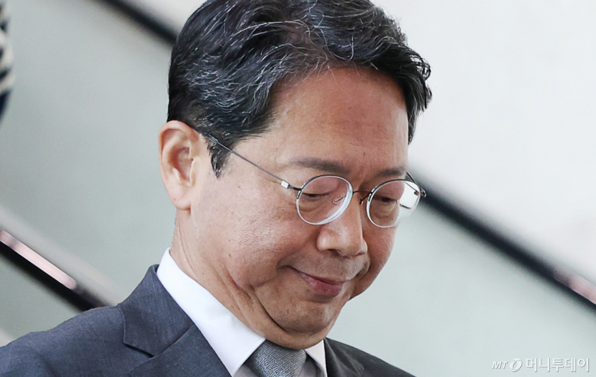 김승원 법무부 장관 후보자가 19일 오전 서울 여의도 국회 소통관에서 기자회견을 마치고 이동하고 있다. 이날 김 후보자는 후보직을 사퇴했다. /사진=뉴시스