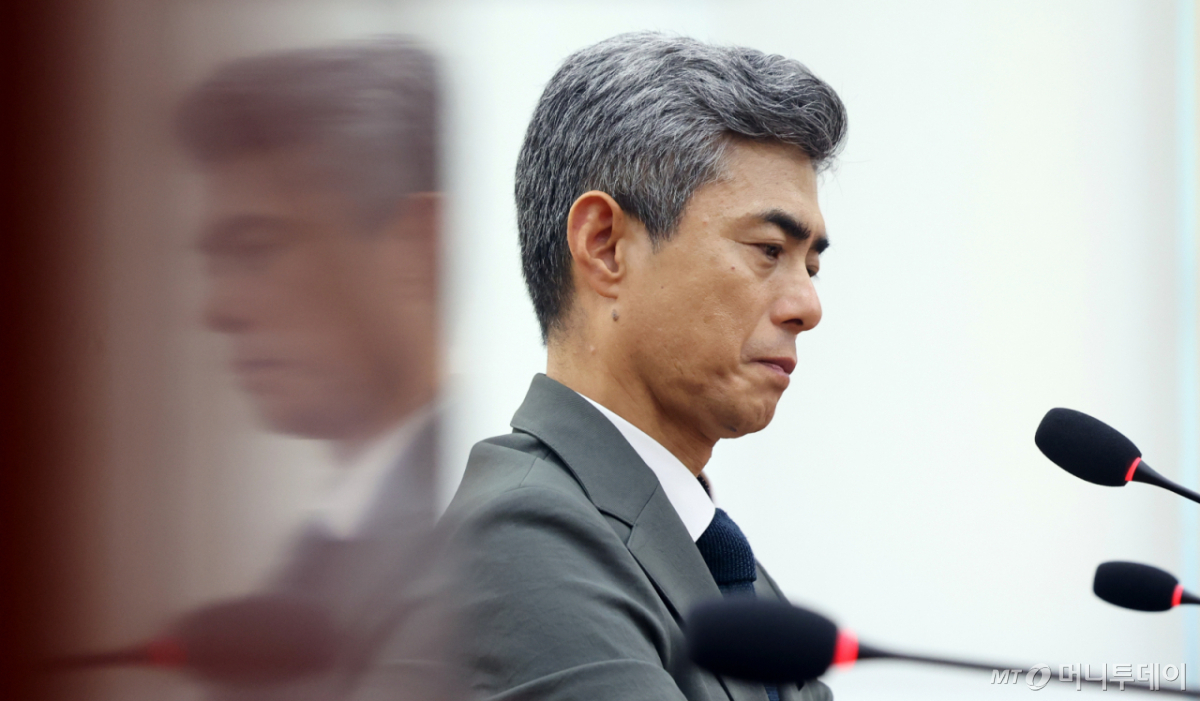 (서울=뉴스1) 황기선 기자 = 강신철 국방부 장관 후보자가 16일 서울 여의도 국회 국방위원회에서 열린 인사청문회에서 생각에 잠겨 있다. 2026.9.16/뉴스1 Copyright © 뉴스1. All rights reserved. 무단 전재 및 재배포, AI학습 이용 금지. /사진=(서울=뉴스1) 황기선 기자