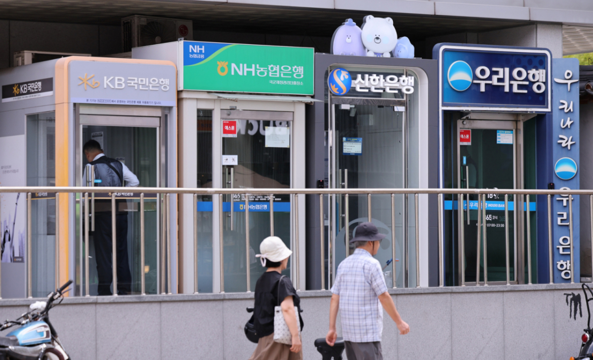지난 2일 오후 서울 시내의 한 시중은행 ATM 앞으로 시민이 이동하고 있다. /사진=뉴스1