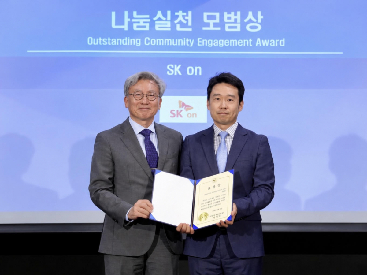김성식 SK온 유럽 법인장(오른쪽)과 박철민 주헝가리 대사가 18일(현지시간) 헝가리 부다페스트 한국문화원에서 열린 ‘제2회 헝가리 진출 기업 CSR 시상식’에서 SK온의 ‘나눔실천 모범상’ 수상 후 기념촬영을 하고 있다. /사진 =SK온