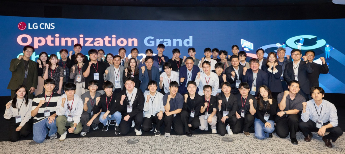 LG CNS가 주최한 '최적화 그랜드 챌린지 2026' 시상식이 끝난 뒤 대회 수상자 및 관계자들이 기념사진을 촬영하고 있다./사진 제공=LG CNS