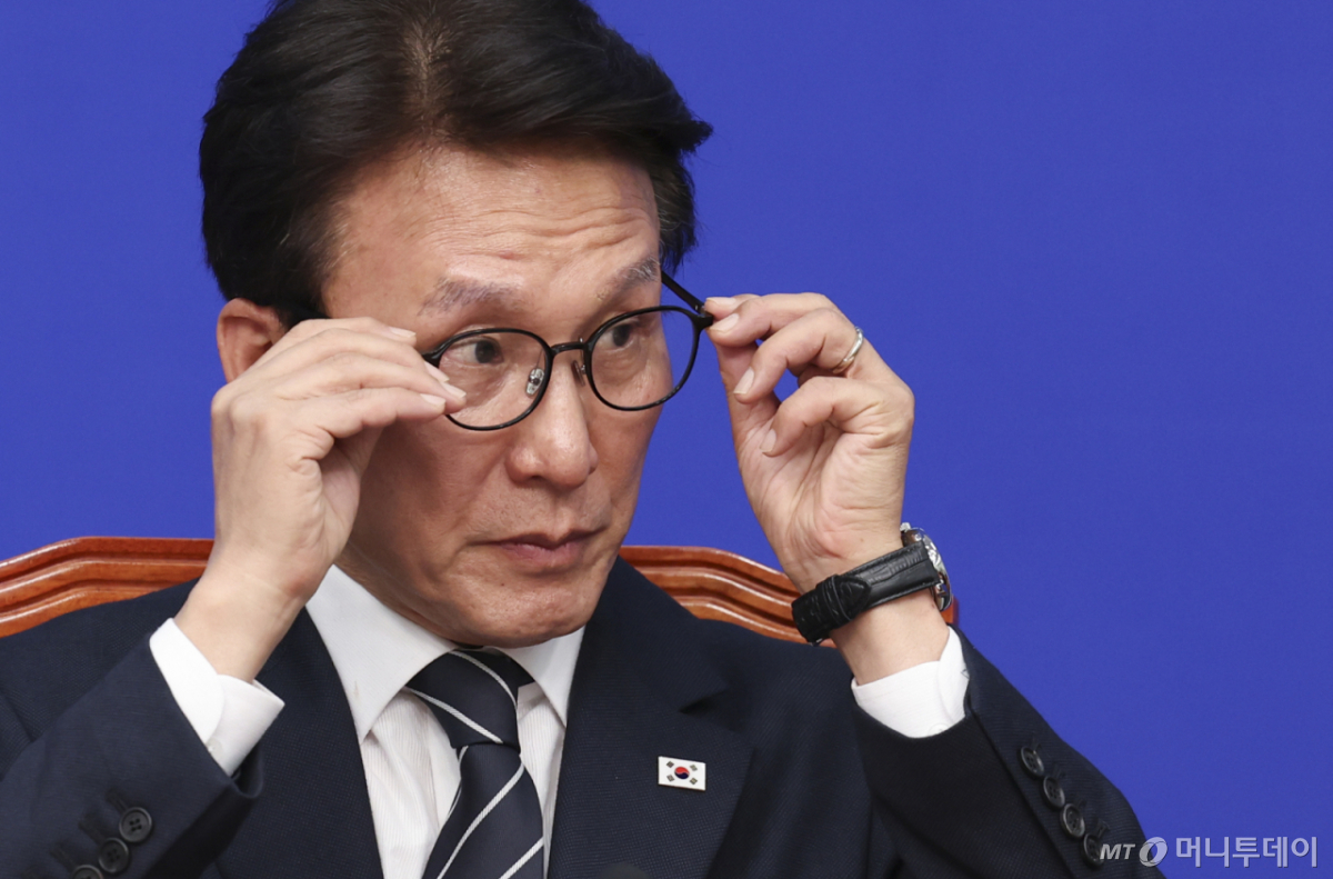 [서울=뉴시스] 김근수 기자 = 김민석 더불어민주당 대표가 20일 오전 서울 여의도 국회에서 열린 개헌추진단 출범 기자 간담회에서 안경을 고쳐쓰고 있다.  2026.09.20. ks@newsis.com /사진=김근수