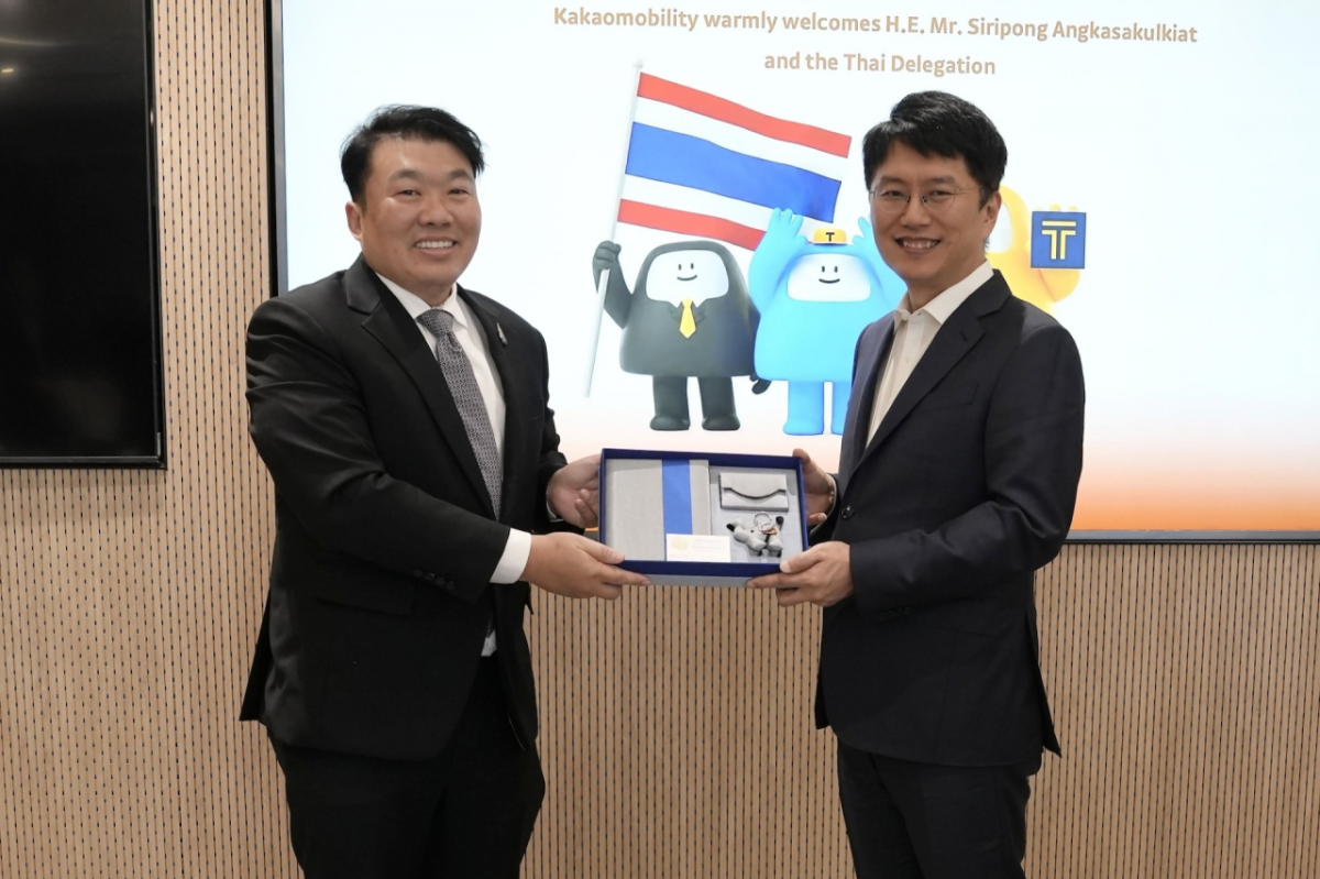 류긍선 카카오모빌리티 대표(오른쪽)와 시리퐁 앙카사쿨키앗 태국 교통부 차관이 17일 경기도 성남시 카카오모빌리티 판교 사옥에서 기념사진을 찍고 있다./사진 제공=카카오모빌리티