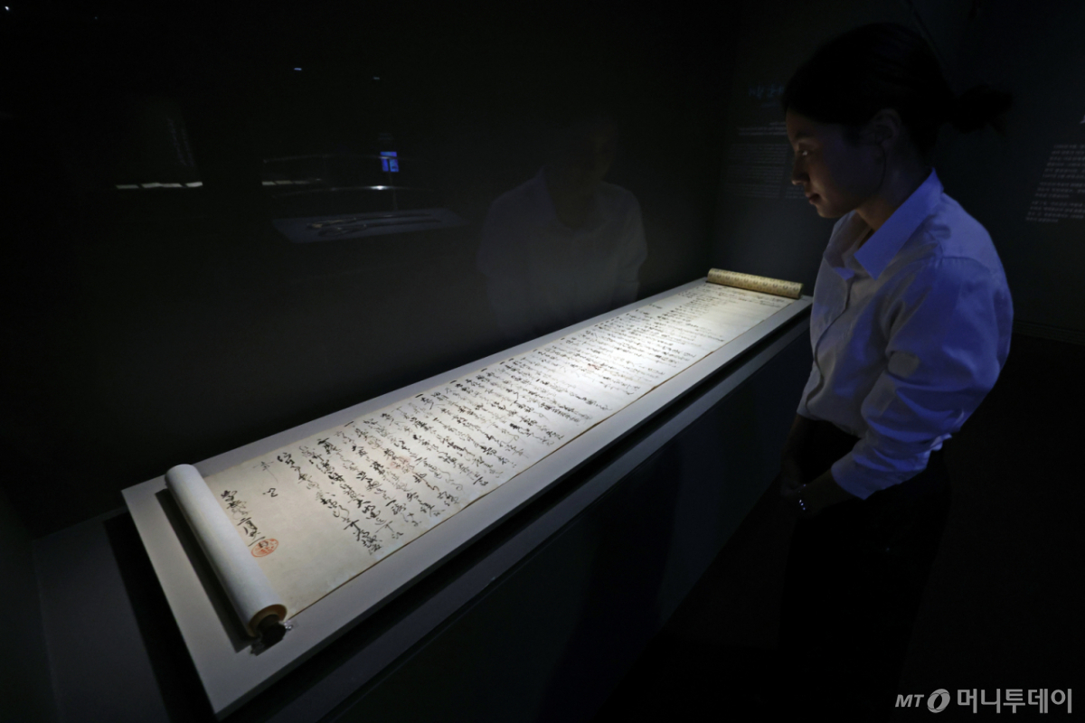 국립중앙박물관은 충무공 이순신 탄신 480주년과 광복 80주년 기념 특별전 '우리들의 이순신' 언론공개회를 27일 서울 용산구 국립중앙박물관 특별전시실에서 갖고 도요토미 히데요시가 조선을 다시 침략할 것을 명령한 문서인 '도요토미 히데요시 주인장'을 공개하고 있다. /사진=뉴시스