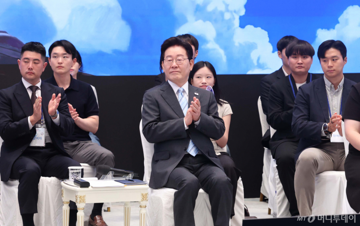 [서울=뉴시스] 조성봉 기자 = 이재명 대통령이 19일 청와대에서 열린 2026 청년의 날 기념 청년 오픈마이크에서 박수를 치고 있다. 2026.09.19. suncho21@newsis.com 