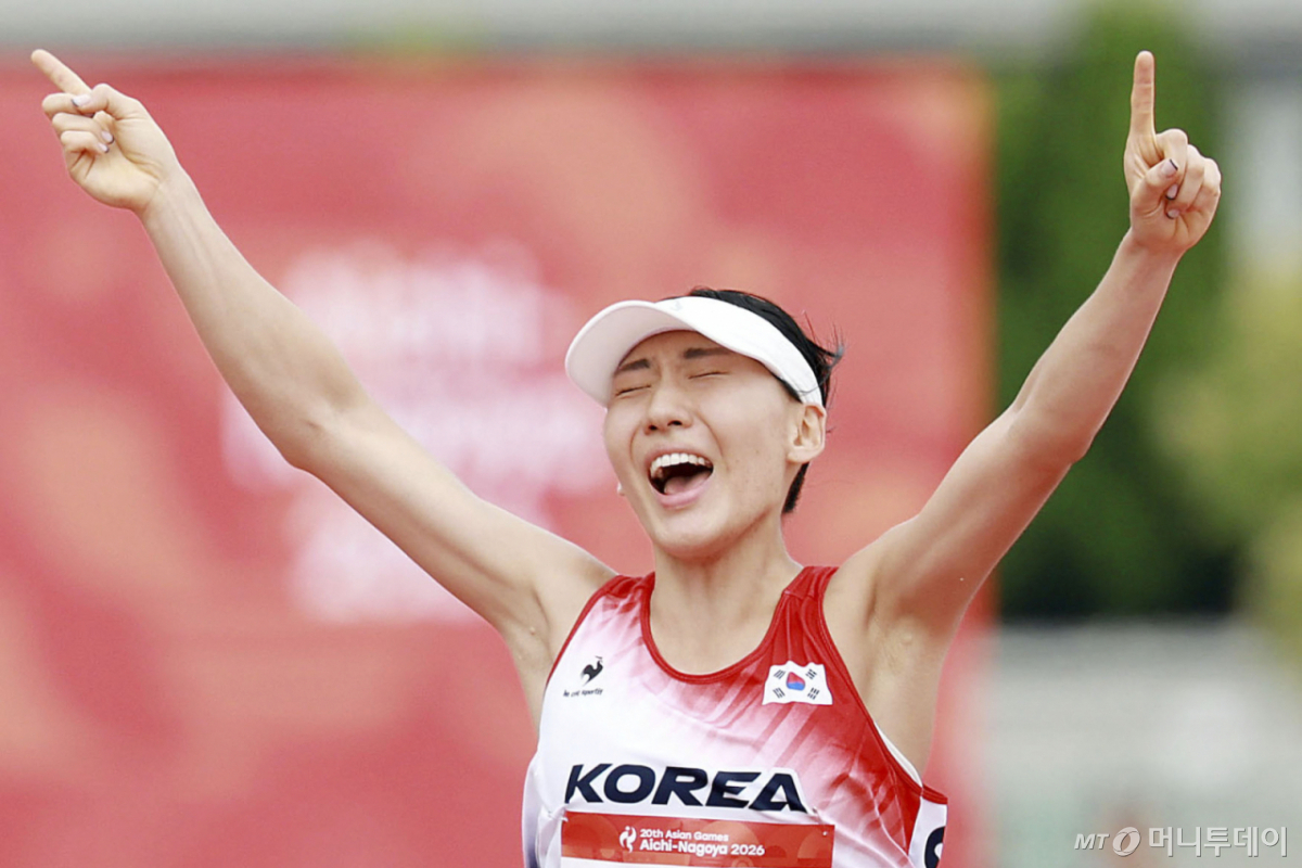20일 오전(현지 시간) 일본 아이치현 안조시 안조스포츠파크에서 열린 2026 아이치·나고야 아시안게임 근대5종 여자 개인 결승 레이저런(육상+사격)에서 한국 성승민이 결승선을 통과하며 금메달을 확정짓자 환호하고 있다. /사진=뉴시스