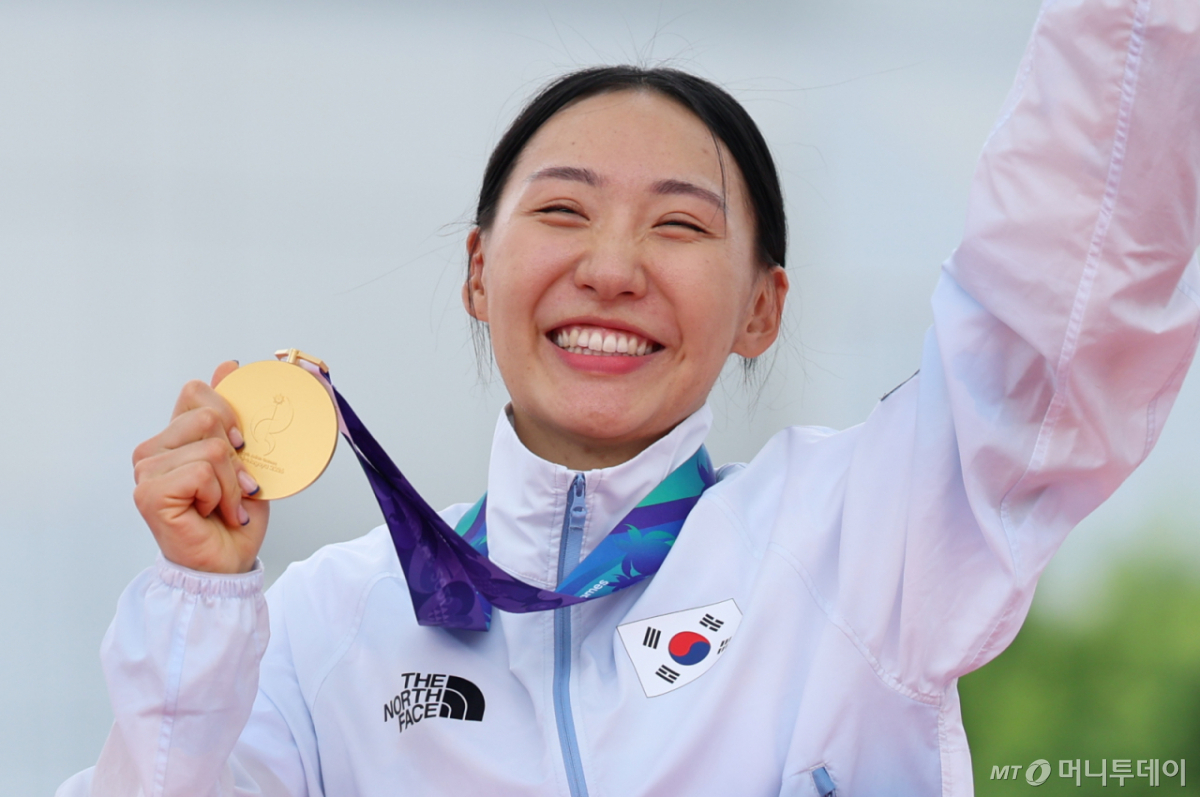 대한민국 성승민이 20일 일본 안조 스포츠 파크에서 열린 2026 아이치·나고야 아시안게임 여자 근대 5종 개인전 시상식에서 금메달을 목에 걸고 기뻐하고 있다. /사진=뉴스1