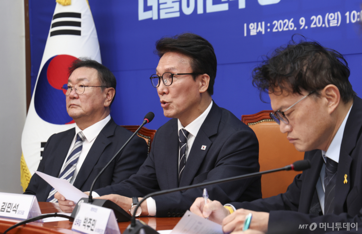 김민석 더불어민주당 대표가 20일 오전 서울 여의도 국회에서 열린 개헌추진단 출범 기자 간담회에서 인사말을 하고 있다. /사진=뉴시스