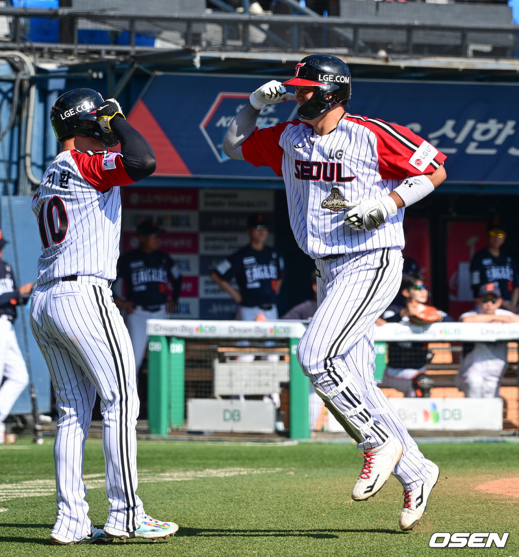 LG 트윈스 이재원(오른쪽)이 20일 서울시 송파구 잠실야구장에서 열린 한화 이글스와 2026 신한 SOL KBO리그 홈경기에서 4회말 선제 투런 홈런을 날리고 있다.