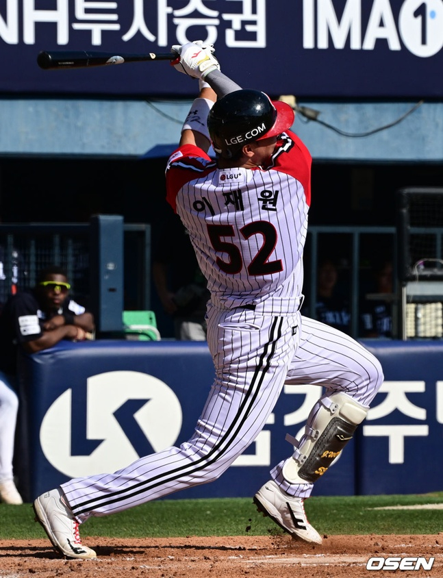 LG 트윈스 이재원이 20일 서울시 송파구 잠실야구장에서 열린 한화 이글스와 2026 신한 SOL KBO리그 홈경기에서 4회말 선제 투런 홈런을 터뜨리고 있다.