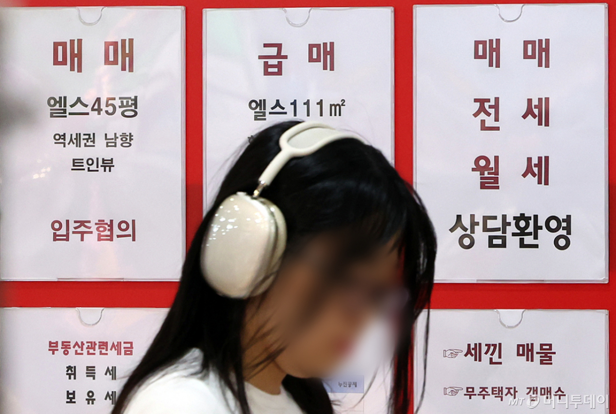 (서울=뉴스1) 김진환 기자 = 서울 아파트 매매 실거래가격이 7월 전월보다 1.93%, 지난해 같은 달보다 14.56% 오른 것으로 나타났다. 서울시는 고가 지역에서 급매물이 소진된 뒤 기존 호가 수준의 일반 매매가 이어지고 중저가 지역으로 실수요가 유입되면서 상승세가 지속된 것으로 분석했다. 사진은 18일 서울 시내 한 부동산 중개업소에 게시된 매물 정보. 2026.9.18/뉴스1 Copyright © 뉴스1. All rights reserved. 무단 전재 및 재배포, AI학습 이용 금지. /사진=(서울=뉴스1) 김진환 기자