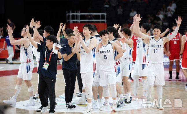 12년 만의 '아시안게임 금메달'을 노리는 한국 남자농구대표팀이 결승전을 불과 몇 시간 앞두고 버스가 오지 않아 마지막 오전 훈련을 하지 못하는 황당한 일을 겪었다. 사진은 지난 18일 일본 아이치현 나고야시 아이치 인터내셔널 아레나에서 열린 한국과 이란의 준결승에서 77-51로 승리한 우리 대표팀이 기뻐하고 있는 모습. /사진=뉴시스