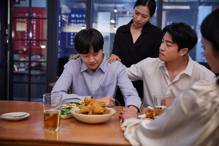한 30대 직장인이 대학 동기들과 각자 연봉을 공개했다가 평소 만족하던 자신의 삶이 초라하게 느껴졌다는 사연이 눈길을 끌었다. 기사 내용과 관련이 없는 자료사진./사진=게티이미지뱅크.