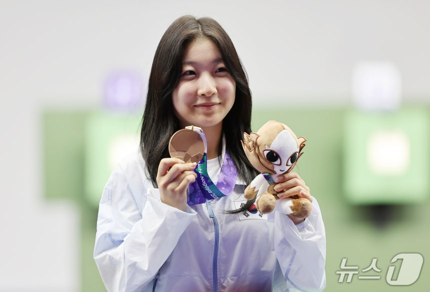 한국 사격 대표팀 반효진이 20일 일본 아이치현 도요타시 종합사격장에서 열린 2026 아이치·나고야 아시안게임 사격 여자 10m 공기소총 개인전 결선에서 동메달을 획득했다. /사진=뉴시스 제공