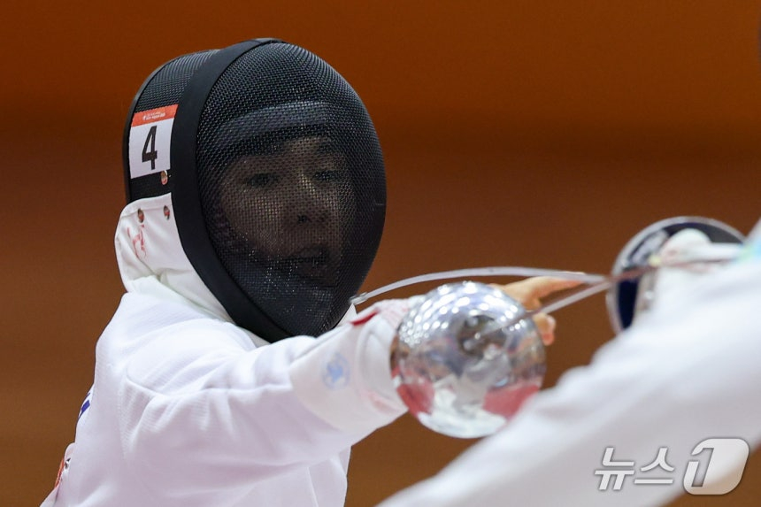 한국 남자 근대5종 대표팀이 단체전 정상에 오르며 '2026 아이치·나고야 아시안게임' 대한민국 선수단의 두 번째 금메달을 따냈다. 사진은 지난 16일 전웅태가 일본 안조 스포츠 파크에서 열린 근대5종 펜싱 시딩라운드에서 경기를 펼치고 있는 모습./사진=뉴스1