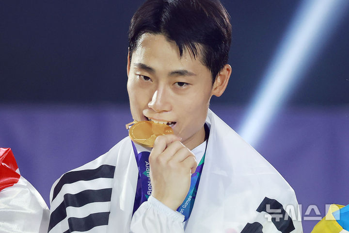 이준석(27)이 아시안게임 첫 종목으로 채택된 '테크볼 초대 챔피언'에 올랐다. 20일 오후 일본 아이치현 나고야시 히가시 스포츠센터에서 열린 2026 아이치·나고야 아시안게임 테크볼 남자 단식 시상식에서 금메달을 획득한 한국 이준석이 기념촬영을 하고 있는 모습./사진=뉴시스