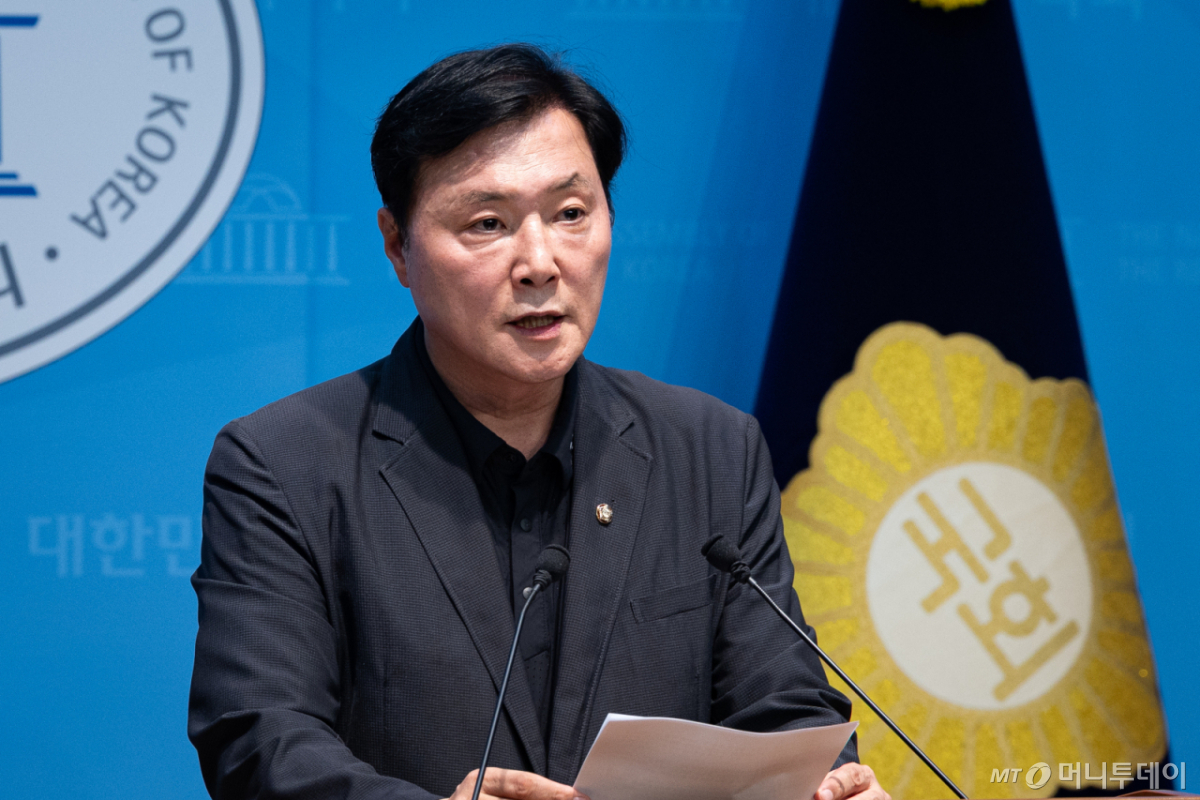 조계원 더불어민주당 대변인이 23일 서울 여의도 국회 소통관에서 북극항로 첫 시범운항 관련 브리핑을 하고 있다./사진=뉴스1