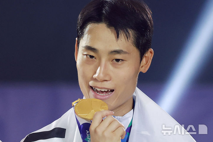 20일 오후 일본 아이치현 나고야시 히가시 스포츠센터에서 열린 2026 아이치·나고야 아시안게임 테크볼 남자 단식 시상식에서 금메달을 획득한 한국 이준석이 기념촬영을 하고 있다./사진=뉴시스