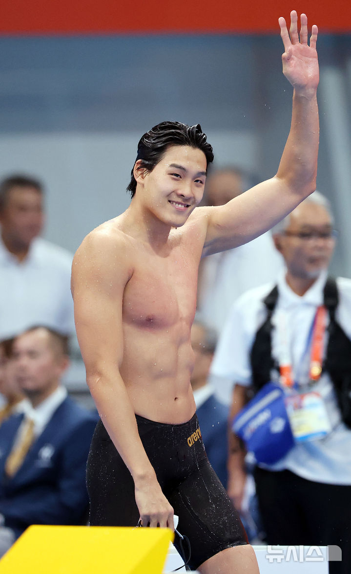 0일 일본 도쿄도 고토구 도쿄아쿠아틱스센터에서 열린 2026 아이치·나고야 아시안게임 경영 남자 자유영 100m 결선에서 은메달을 획득한 김영범이 인사하고 있다. /사진=뉴시스