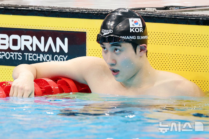 20일 일본 도쿄도 고토구 도쿄아쿠아틱스센터에서 열린 2026 아이치·나고야 아시안게임 경영 남자 자유영 100m 결선에서 동메달을 획득한 황선우가 기록 확인을 하고 있다. /사진=뉴시스