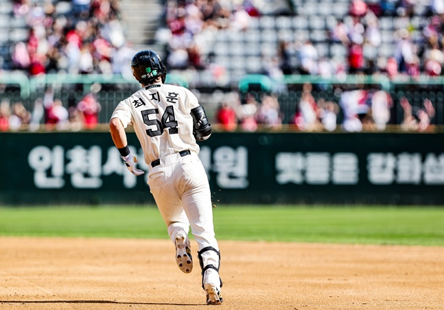 SSG 랜더스 최지훈이 20일 인천 SSG랜더스필드에서 열린 키움 히어로즈와 2026 신한 SOL KBO리그 홈경기에서 3회말 스리런 홈런을 날리고 베이스를 돌고 있다. /사진=SSG 랜더스 제공