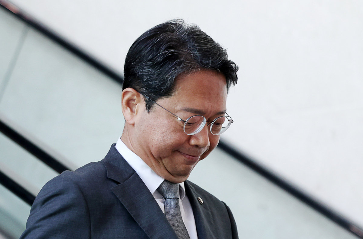 김승원 법무부 장관 후보자가 지난 19일 오전 서울 여의도 국회 소통관에서 기자회견을 마치고 이동하고 있다. 이날 김 후보자는 후보직을 사퇴했다. /사진=뉴시스