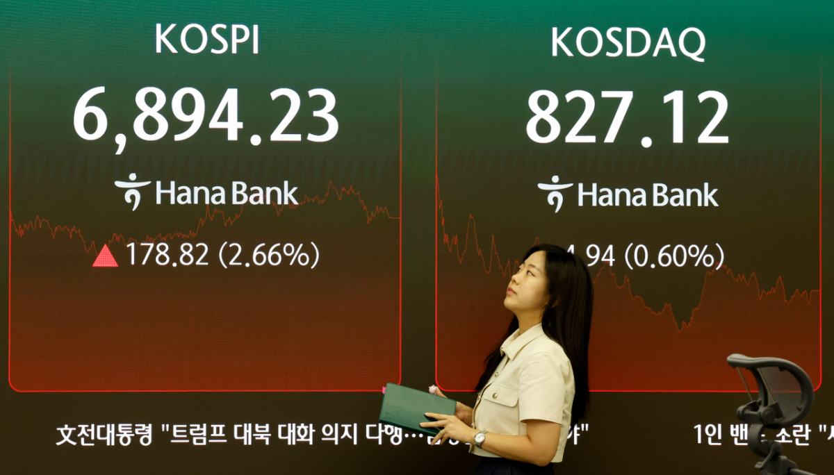 지난 18일 서울 중구 하나은행 딜링룸 전광판에 주요 지수가 표시돼 있다. 이날 코스피지수는 전거래일보다 178.82포인트(2.66%) 오른 6894.23에 마감됐다. /사진=뉴시스