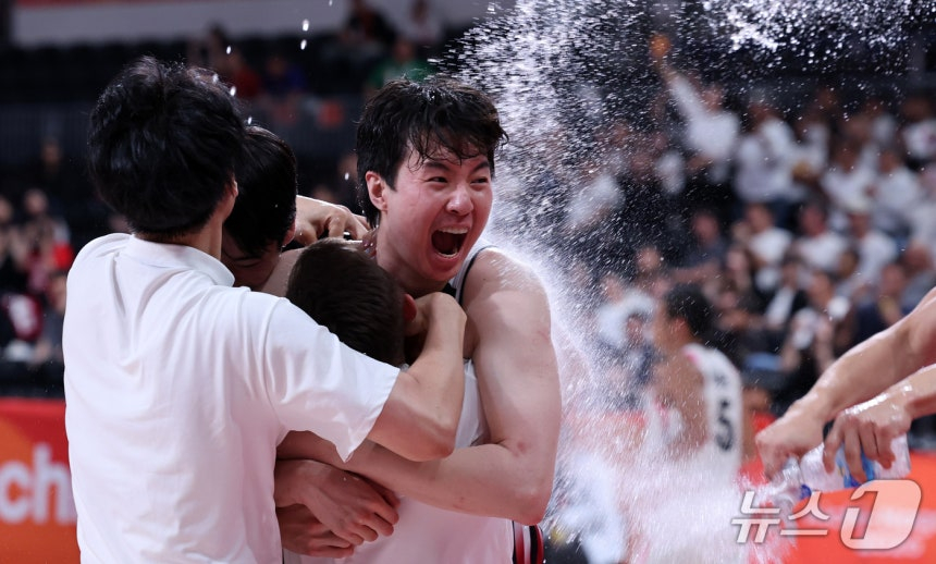 20일 일본 나고야 아이치 인터내셔널 아레나에서 열린 2026 아이치·나고야 아시안게임 남자농구 결승전 대한민국과 일본의 경기에서 이현중이 선수들과 기뻐하고 있다./나고야=뉴스1