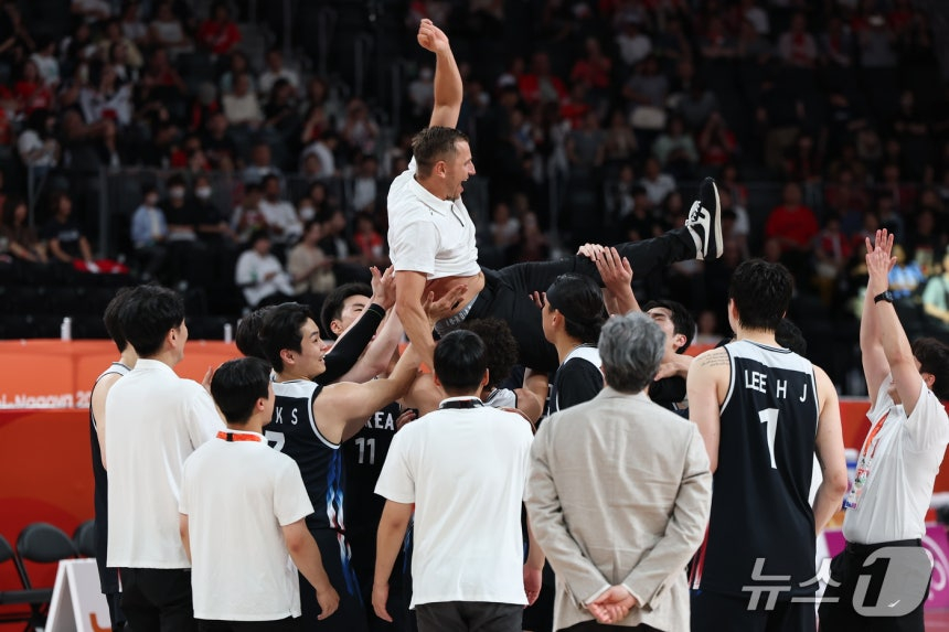 20일 일본 나고야 아이치 인터내셔널 아레나에서 열린 2026 아이치·나고야 아시안게임 남자농구 결승전 대한민국과 일본의 경기에서 금메달을 획득한 대한민국 선수들이 니콜라스 마줄스 감독을 헹가래 치고 있다./나고야=뉴스1