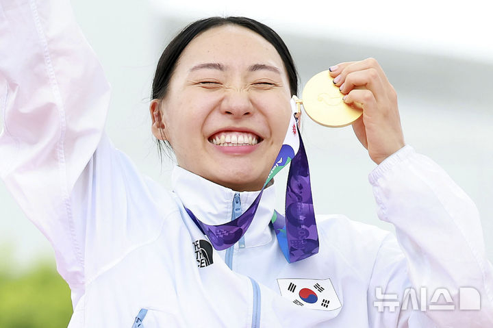 20일(현지 시간) 일본 아이치현 안조시 안조스포츠파크에서 열린 2026 아이치·나고야 아시안게임 근대5종 여자 개인 결승 시상식에서 금메달을 획득한 한국 성승민이 기뻐하고 있다./안조(일본)=뉴시스