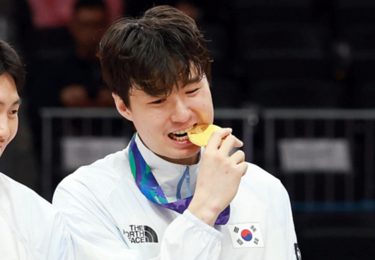 20일 오후 일본 아이치현 나고야시 아이치 인터내셔널 아레나에서 열린 2026 아이치·나고야 아시안게임 남자 농구 시상식에서 금메달을 획득한 한국 이현중이 기념촬영을 하고 있다/사진=뉴시스