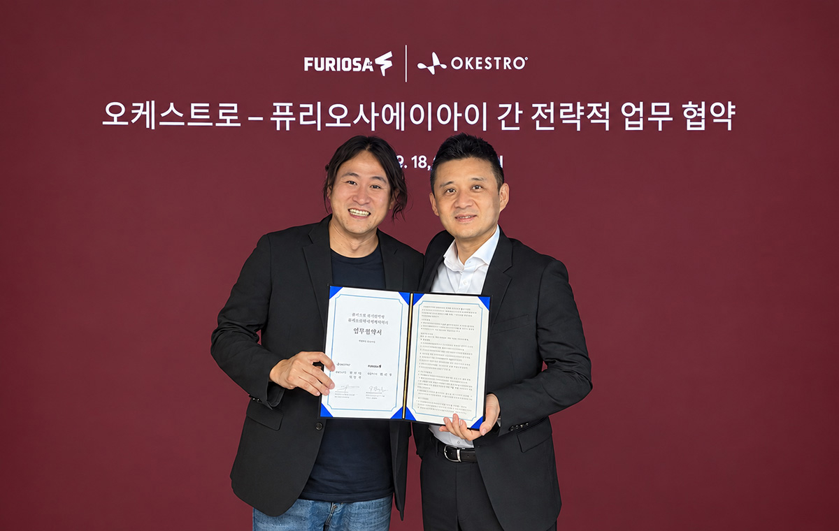 (왼쪽) 백준호 퓨리오사AI 대표, 김민준 오케스트로 그룹 의장이 지난 18일 서울 강남구 퓨리오사AI 본사에서 'NPU 기반 AI 인프라 및 플랫폼 기술·사업 협력'을 위한 업무협약(MOU)을 체결한 후 기념촬영을 하고 있는 모습. /사진제공=오케스트로 그룹