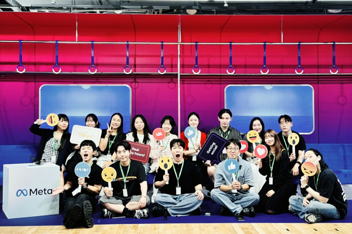 지난 18일 일본 도쿄에서 LG유플러스 크리에이터 커뮤니티 U+BOOSTUS 우수 활동자 12명이 Meta 현지 오피스에서 기념 촬영을 하고 있다. /사진제공=LG유플러스