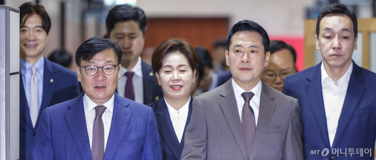 [서울=뉴시스] 정병혁 기자 = 장동혁 국민의힘 대표를 비롯한 지도부가 21일 서울 여의도 국회에서 열린 최고위원회의에 참석하고 있다. 2026.09.21. jhope@newsis.com /사진=정병혁