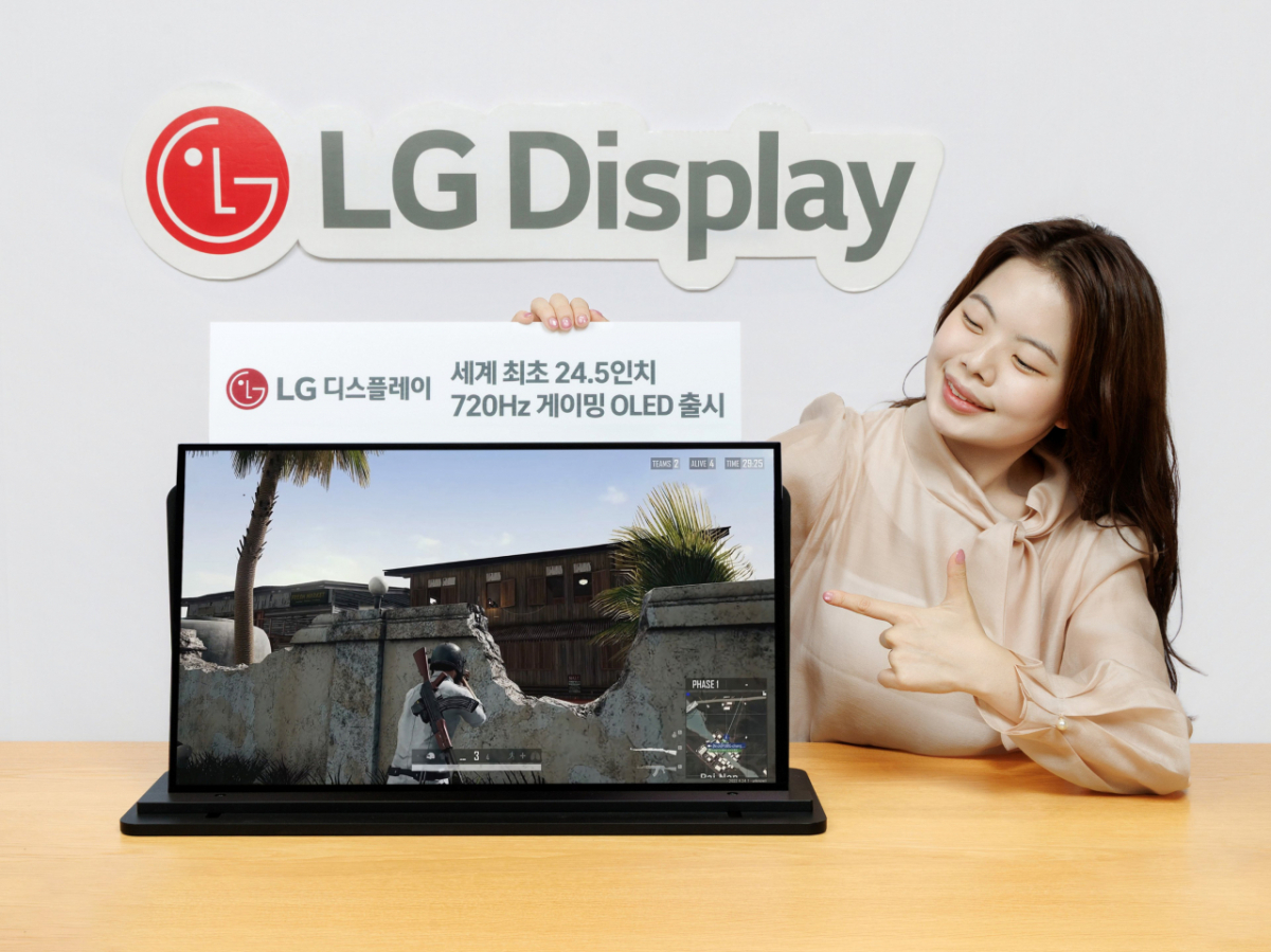 LG디스플레이 직원이 '24.5인치 720Hz 게이밍 OLED(유기발광다이오드)' 패널을 소개하고 있다./사진제공=LG디스플레이
