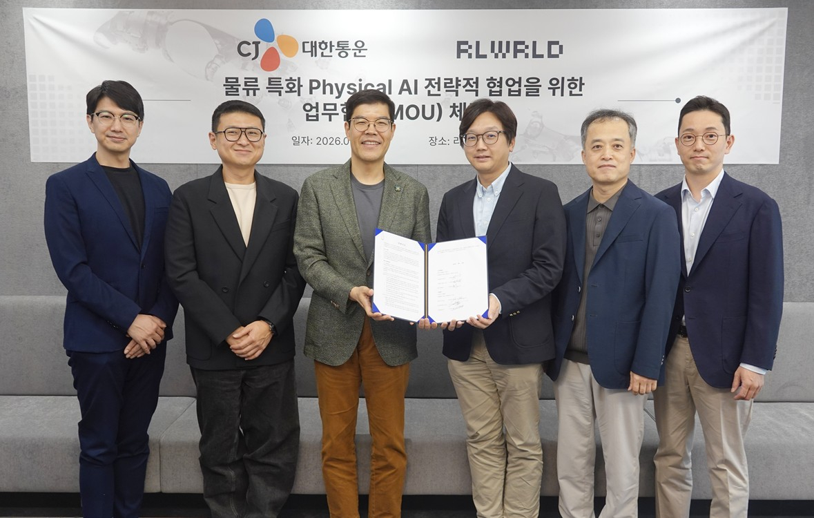 (왼쪽부터)안지윤 리얼월드 최고전략책임자, 이강욱 리얼월드 사업대표, 류중희 리얼월드 대표, 이종훈 CJ대한통운 미래성장추진단장, 김정희 CJ대한통운 TES물류기술연구소장, 윤동욱 CJ대한통운 전략기획실장. /사진제공=CJ대한통운